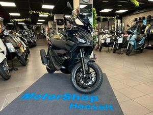 ② APRILIA SR GT 125