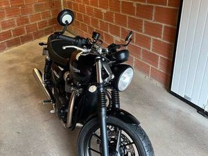 TRIUMPH STREET TWIN