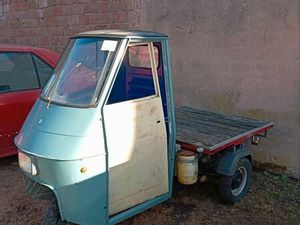 PIAGGIO APE 50 – LE SEUL VÉHICULE QUI TE DONNE L’IMPRESSION D’ÊTRE LIVREUR DE PIZZA… MÊME QUAND TU VAS JUSTE ACHETER DU PAIN