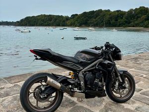 STREET TRIPLE RS