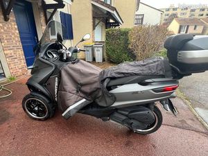 SCOOTER MP3 300 LT SPORT EN SUPER ÉTAT