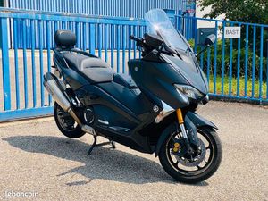 YAMAHA XP TMAX 530 DX 2017 ABS / NOIR MAT / LIGNE AKRAPOVIC / SIEGE CHAUFFANT / DÉMARRAGE SANS CLÉ / REGULATEUR DE VITESSE / BULLE ÉLECTRIQUE