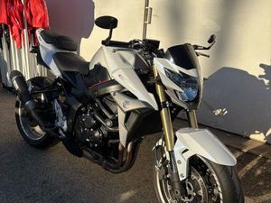 SUZUKI GSR 750