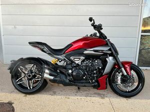 DUCATI X-DIAVEL V4 2025 PREMIÈRE MAIN