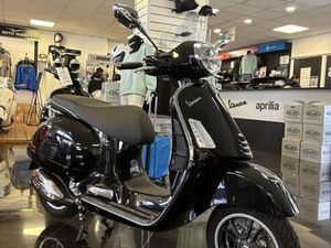 VESPA GTS 300 HPE SUPER NOIR NEUF EN DESTOCKAGE