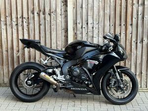 HONDA CBR 1000 RR FIREBLADE 2015 (15) SUPER SPORT + 4,055 MILES + AKRAPOVIC