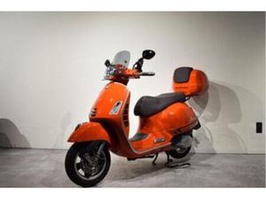 VESPA GTS 300 HPE ARANCIO | 2022 | 2500KM — SCOOTERS | VESPA — MARKTPLAATS