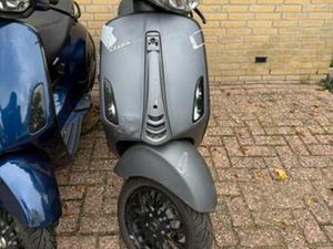 VESPA SPRINT 2023 EURO 5 SNOR MATGRIJS OPKNAPPER LED SCHADE — SCOOTERS | VESPA — MARKTPLAATS