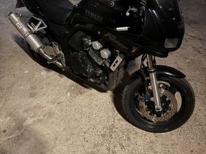 YAMAHA FZS 600