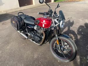 TRIUMPH STREET TWIN 900