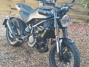 ② 2022 HUSQVARNA SVARTPILEN