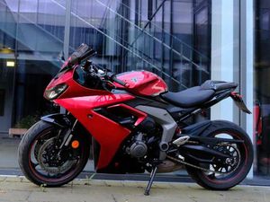 TRIUMPH DAYTONA 660 MIT MAXIMAL VIELEN EXTRAS