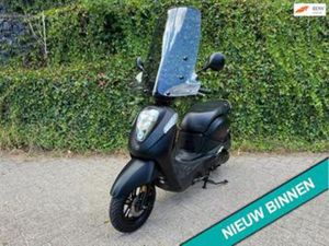 SYM MIO 50I 45KM E5 WINDSCHERM SMOKE BETAAL MET IN3 — SCOOTERS | SYM — MARKTPLAATS