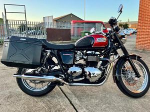 TRIUMPH BONNEVILLE 865 SE MODEL IN BEAUTIFUL CONDITION LONG MOT & LOW MILES