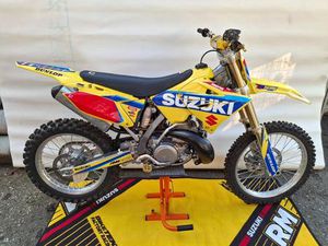 SUZUKI RM 250 2-TAKT MOTOCROSS ORIGINAL WENIG GEFAHREN NEUWERTIG!