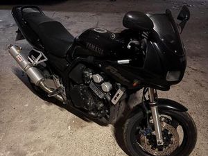 YAMAHA FZS 600