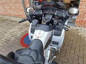 DISPOSE D'UN AMORTISSEUR CENTRAL ARAGONA