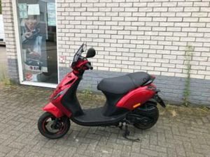 KERSTKRAKER:PIAGGIO ZIP SP 45 4-T CANDY RED BROM BJ2021 6 — SCOOTERS | PIAGGIO — MARKTPLAATS