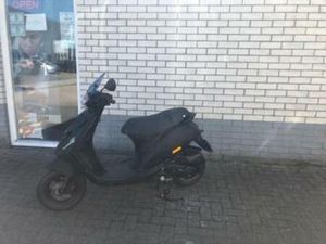 KERSTKRAKERS:PIAGGIO ZIP SP 45KM MAT BL 4-T BJ2022 1400K — SCOOTERS | PIAGGIO — MARKTPLAATS