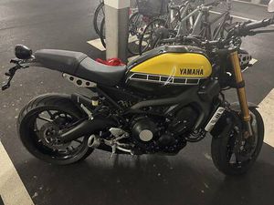 ZU VERKAUFEN EINE YAMAHA XSR 900 IN GELB CANTON BERNE -