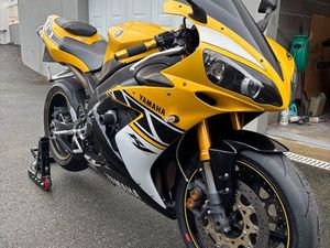 YAMAHA R1