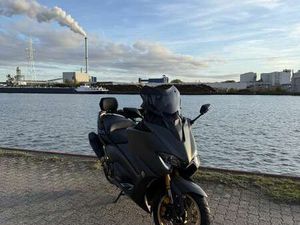 YAMAHA TMAX 560/TECHMAX 560/FULL OPTION/AKRAPOVIC/