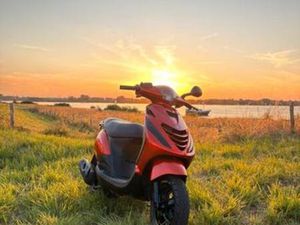 PIAGGO ZIP 50CC — SCOOTERS | PIAGGIO — MARKTPLAATS