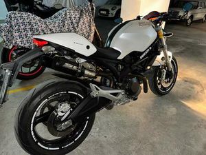 DUCATI - MONSTER 696