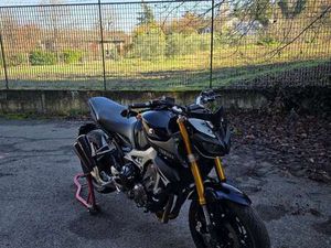 YAMAHA MT-09 DEEP ARMOUR LILLA
