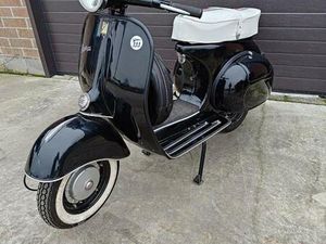 ② VESPA VNB AVEC ROUES DE 10 POUCES.