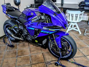YAMAHA R1 PARI AL NUOVO