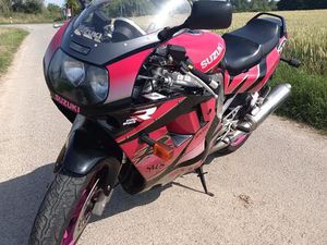 SAMMLERSTÜCK GSX-R 1100 8498KM 1HAND TOP ZUSTAND