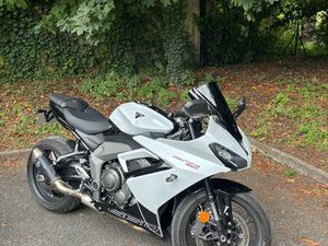 TRIUMPH DAYTONA 660