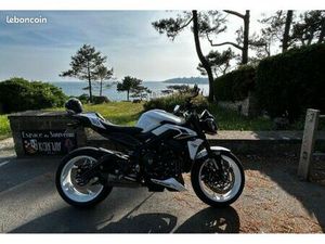 TRIUMPH STREET TRIPLE 765 R