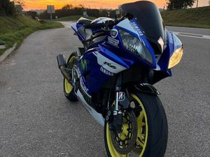 YAMAHA R6