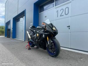 YAMAHA R1