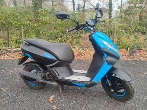 SCOOTER PEUGEOT 50 CC - 2023 - TRÈS BON ÉTAT