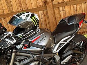 TRIUMPH STREET TRIPLE RS 2022