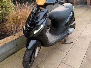 PIAGGIO ZIP 4T 45KM/H | HOOGGLANS ZWART | 2021 |OPSTAP KLAAR — SCOOTERS | PIAGGIO — MARKTPLAATS