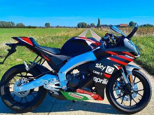 ② RÉPLIQUE DE MOTO GP APRILIA RS125 3100 KILOMÈTRES