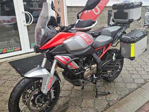 QJ MOTOR SRT 600 SX, ČR, 3X KUFR, VÝHŘEV SEDLA, VÝHŘEV RUKOJETÍ, ABS