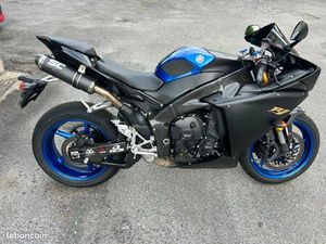 YAMAHA R1