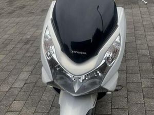 ② HONDA PCX 125 CC MET 2 HELMEN EN TOPKOFFER TE KOOP
