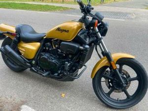 HONDA SUPERMAGNA 700CC CUSTOM - BLACK ON GOLD — MOTOREN | HONDA — MARKTPLAATS