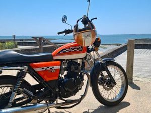 MOTO 125 AVEC CONTRÔLE TECHNIQUE