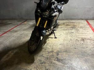 AFRICA TWIN ADVENTURE CRF 1100 TOUJOURS DORMIR AU GARAGE