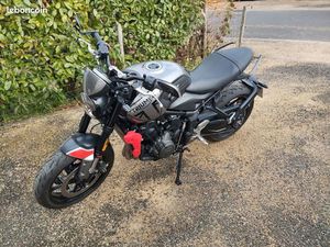 TRIUMPH TRIDENT 660 1ÈRE MAIN