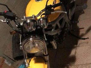 SUZUKI SV 650 2001 – COMPLÈTE – À REMETTRE EN ROUTE – CARTE GRISE OK