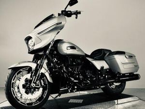 ANKAUF HARLEY DAVIDSON ROAD STREET GLIDE CVO ST BREAKOUT FAT BOY