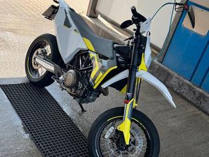 HUSQUARNA 701 SUPERMOTO TÜV NEU 2000 KM